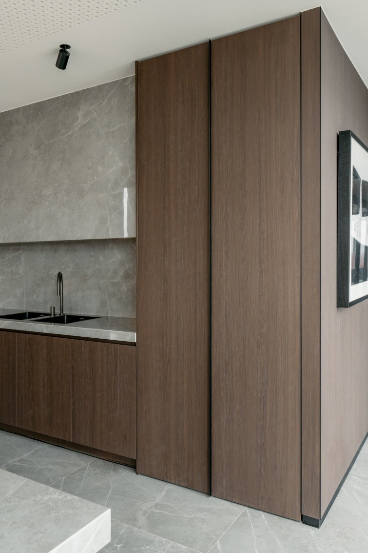 Stylish Master Oak Commands Attention in Upscale 4-Star Hotel